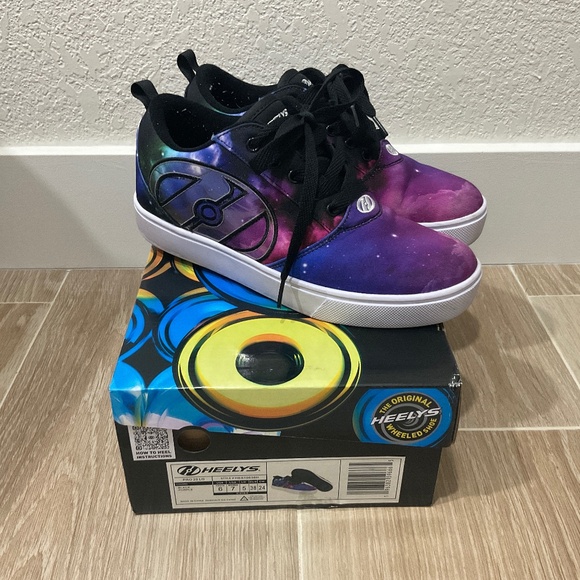 Heely’s Wheeled Kids shoe - Picture 1 of 7